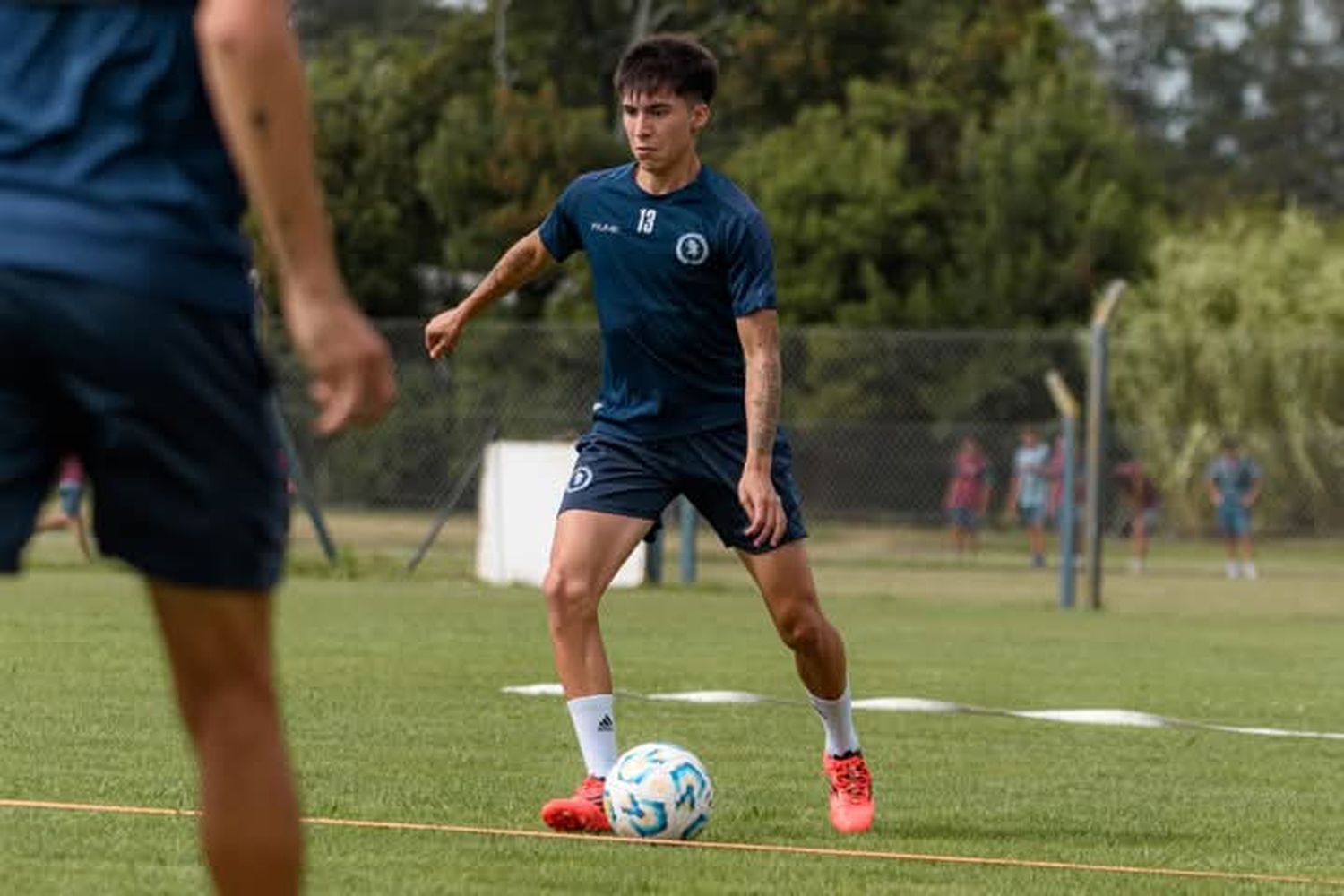 Matías Pérez firmó su primer contrato profesional: "me muero por jugar con la camiseta de Alvarado"