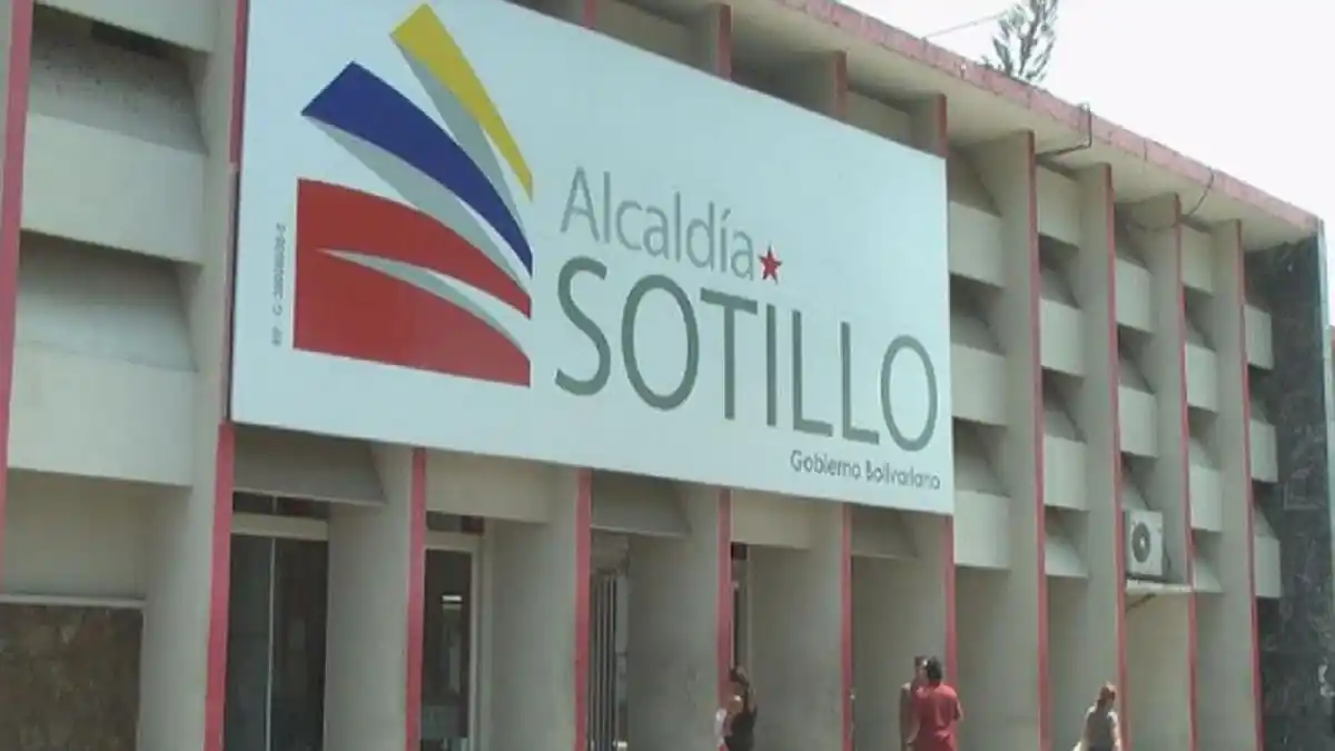 ¡REPUDIO! Multan a persona de la tercera edad por vender caramelos en parada de autobús de Puerto La Cruz