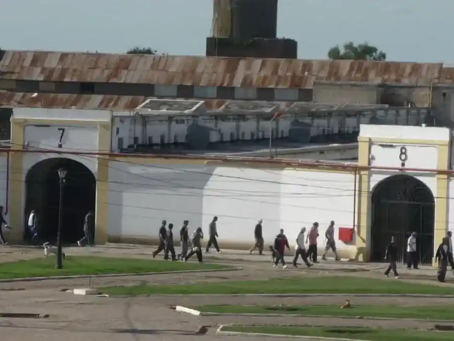 Detrás de las rejas de Sierra Chica se vivieron ochos días de una violencia indescriptible, que dejó ocho muertos y muchas historias que se escribieron con sangre.