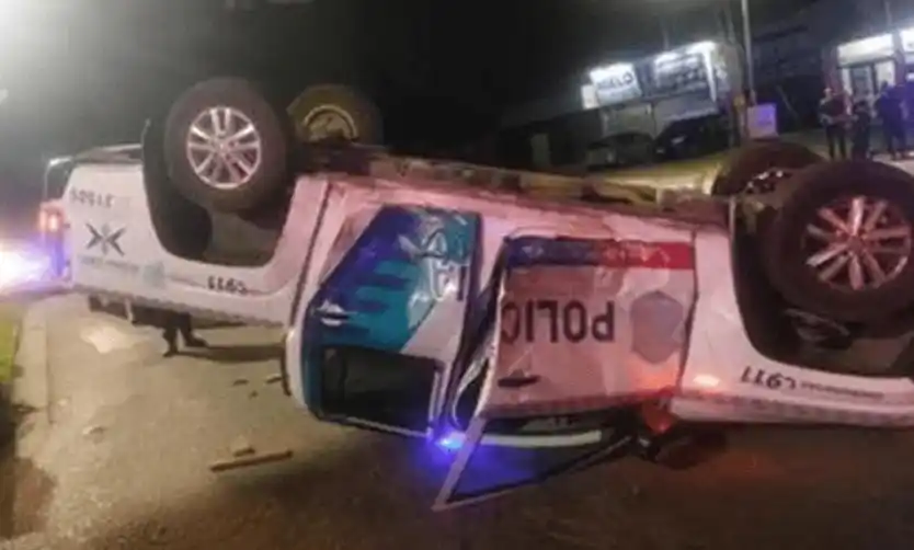 Patrullero chocó y volcó en medio de una persecución