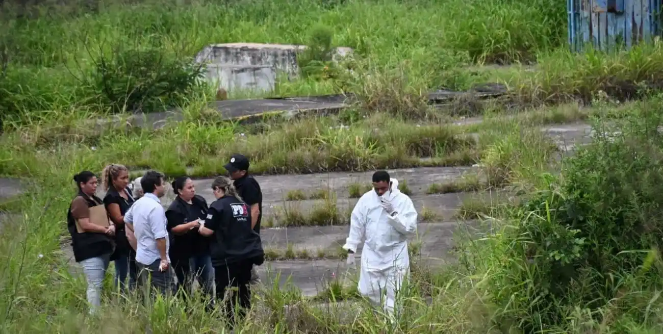 Peritos e investigadores en la escena del suceso. Foto: Flavio Raina