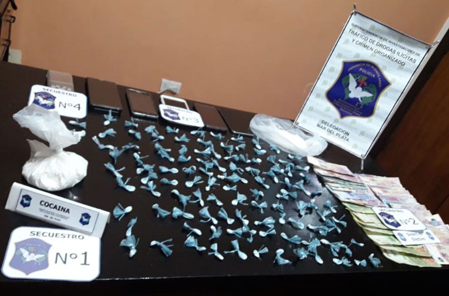 Con las manos en la masa: detuvieron a dos hombres mientras vendían cocaína