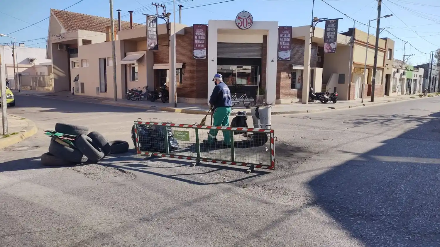 Clínica San Pedro: retiraron las vallas que obstruían la calle, a la espera de la reapertura anunciada para el miércoles