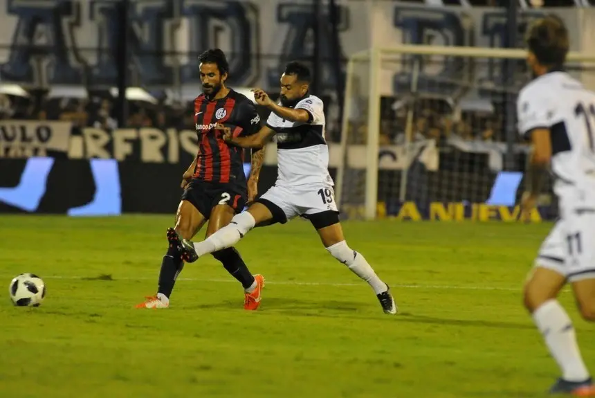 San Lorenzo se alejó del objetivo Superliga