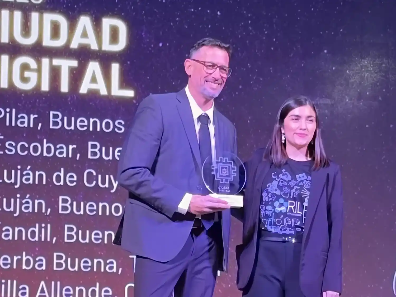 El secretario de Desarrollo Productivo e Innovación, Diego Martín, recibió el sello en representación del intendente Miguel Lunghi