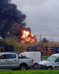 Las impactantes imágenes de un incendio en la refinería de YPF en la zona de La Plata