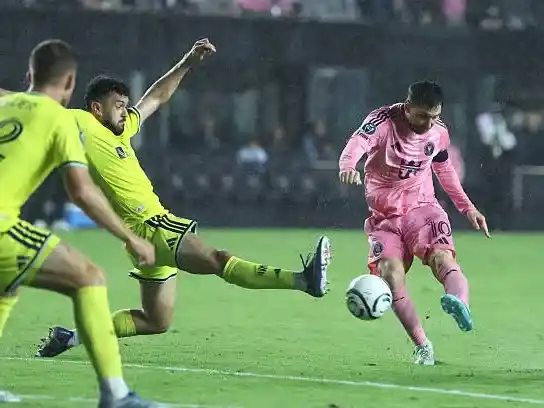 A Messi no le alcanzó con el gol 900