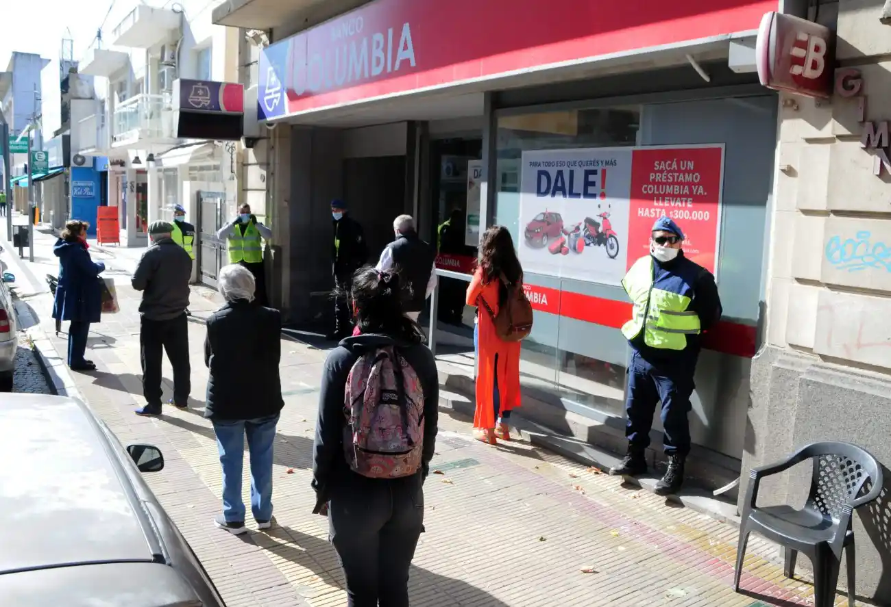 Los bancos seguirán funcionando con el esquema de atención con turno