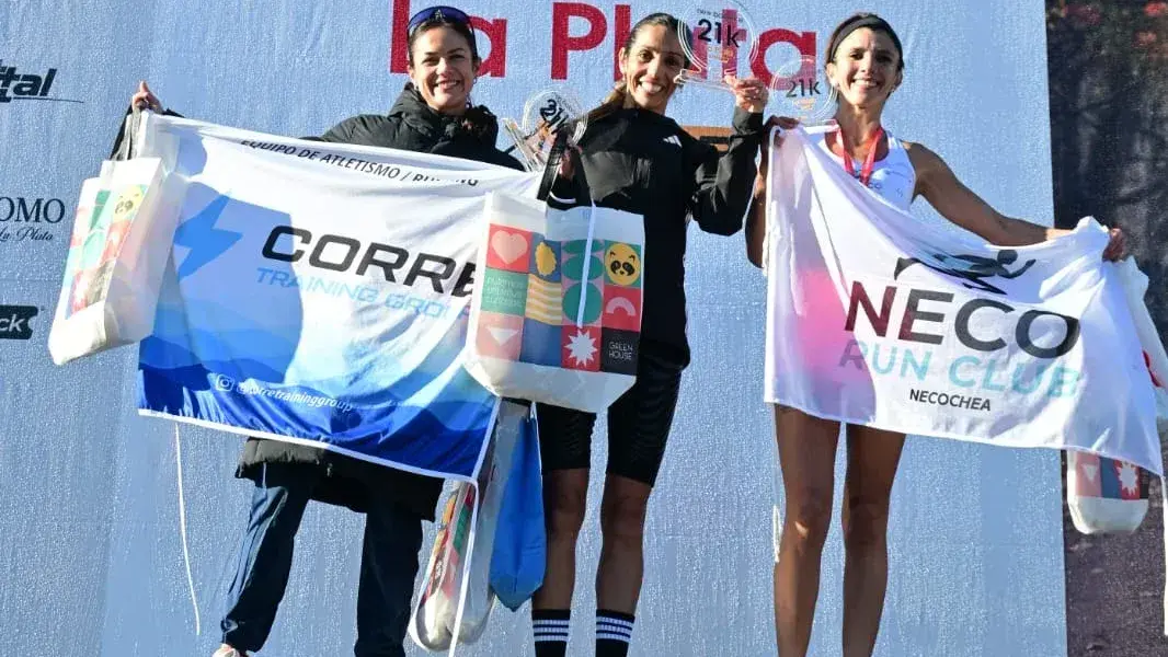 Ayelén Fernández (tercera de izquierda a derecha) posa en el podio