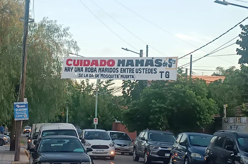 El pasacalles que alerta sobre "roba-maridos" en un colegio