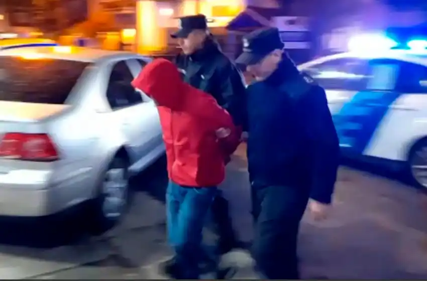 Caen dos peligrosos delincuentes: habían robado una moto en Plaza Mitre