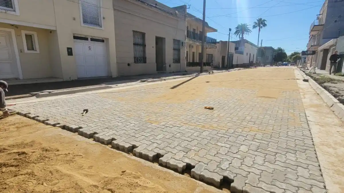 Etapa final: comenzaron a colocar los adoquines de calle Andrade
