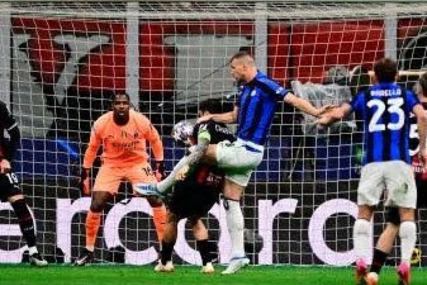 Inter golpeó primero en el clásico por la Champions League