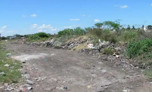 La Municipalidad limpió otro microbasural recurrente ubicado en calle Del Inmigrante