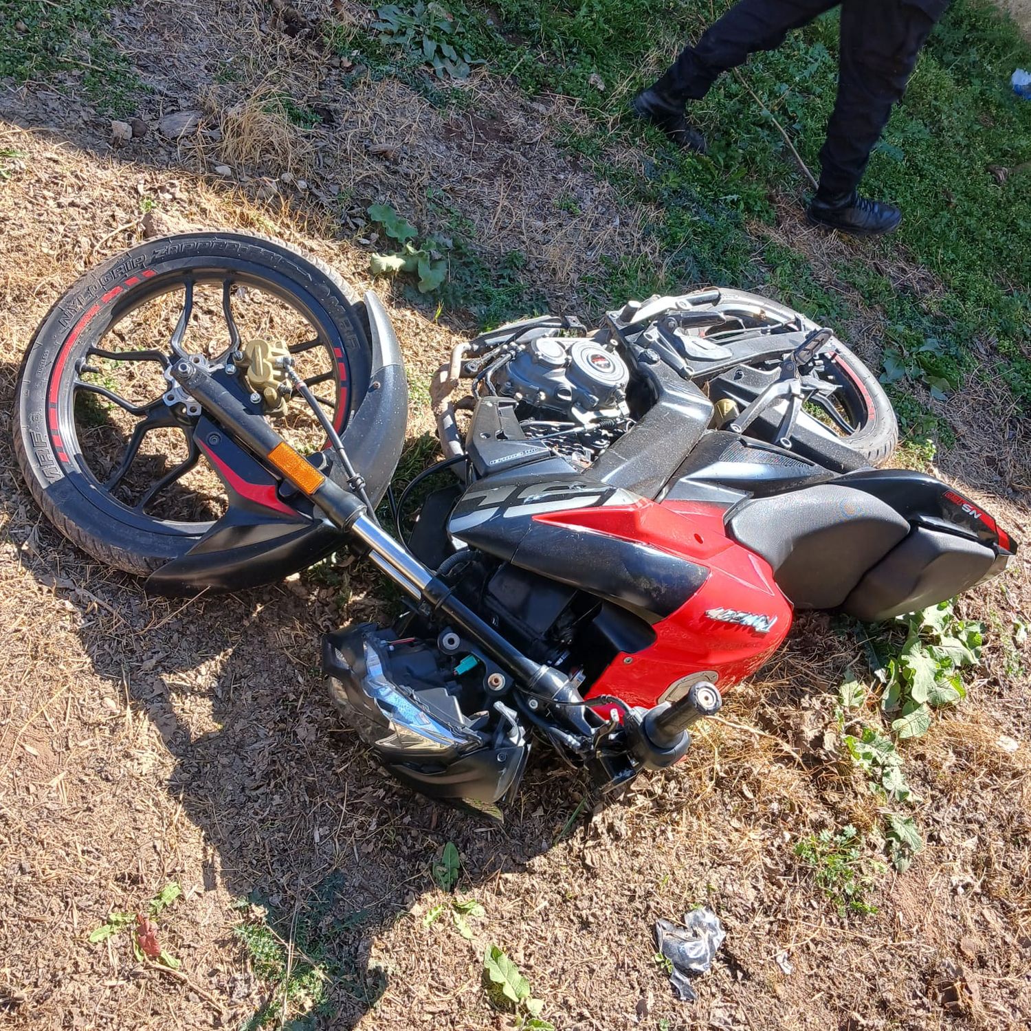 La motocicleta recuperada por los agentes policiales.