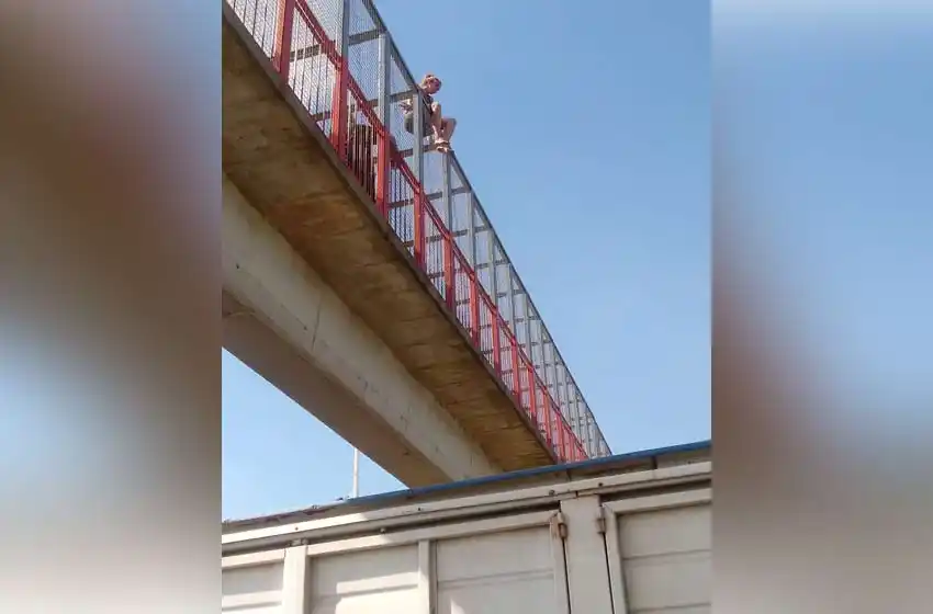 Rescataron a una mujer que se quiso tirar de un puente