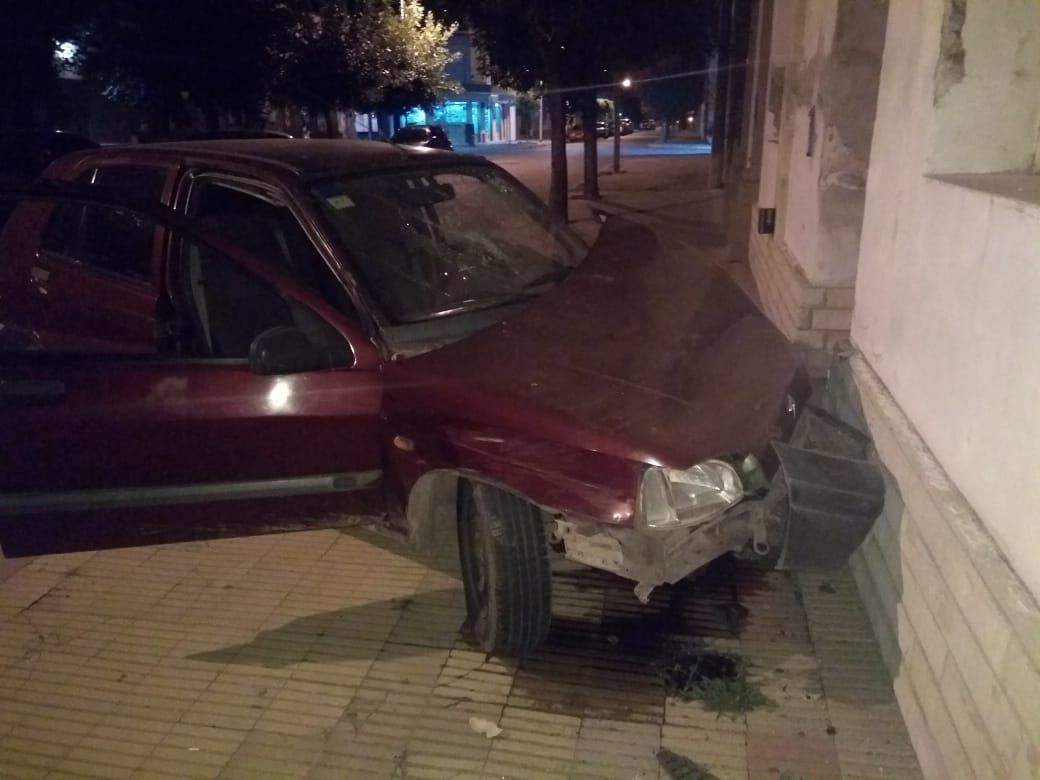 Perdieron el control y chocaron una casa