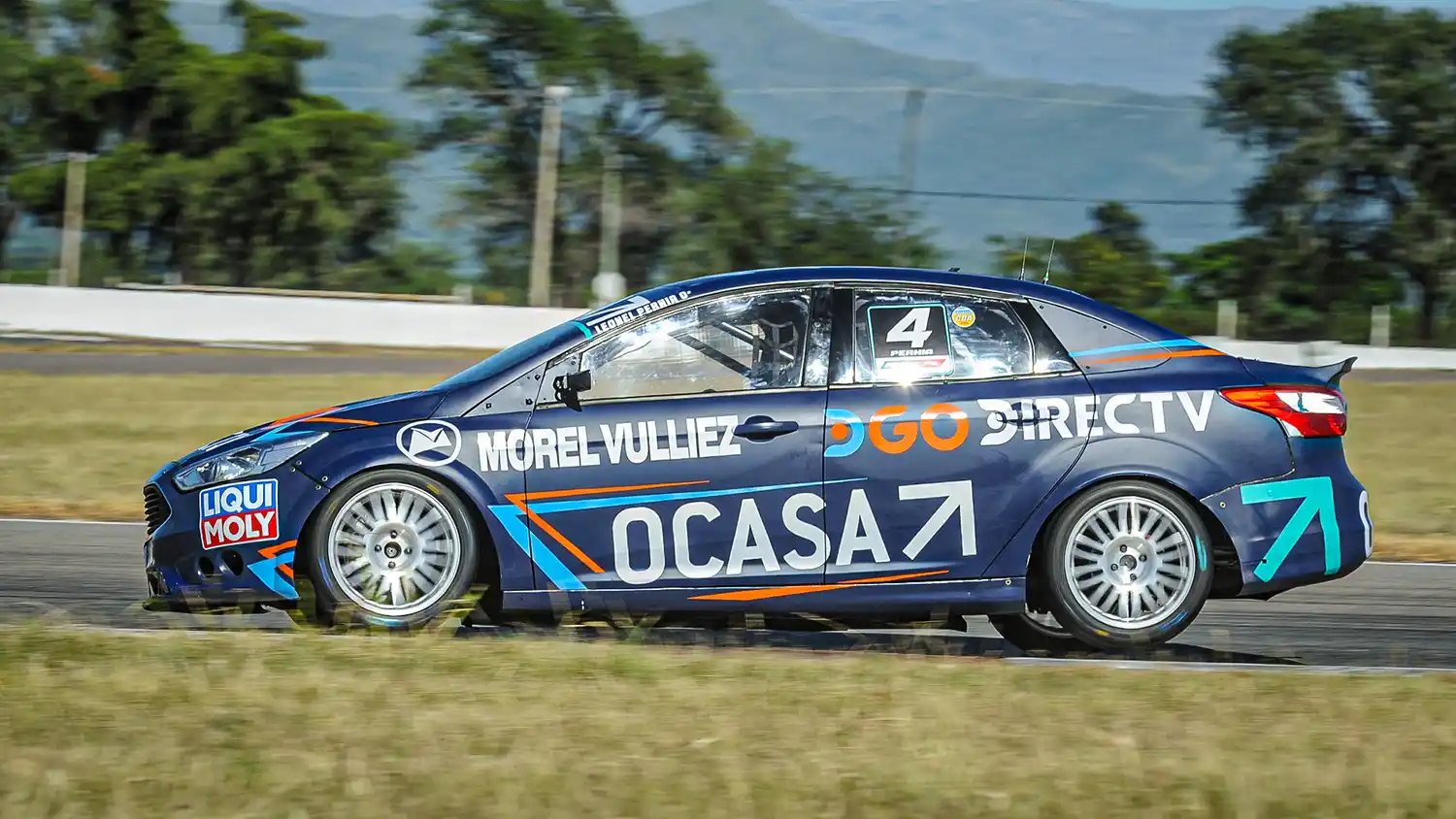 El Ford Focus de Leonel Pernía, girando en el Cabalén. (Foto de www.apat.org.ar).