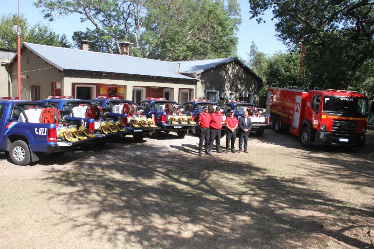 La provincia entregó equipamiento y vehículos a los bomberos zapadores