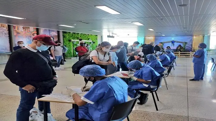 El coronavirus llega en avión: casos importados se multiplican desde que abrieron los aeropuertos