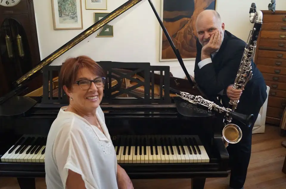 Con el Steinway ya restaurado, continúa Victoria al Piano