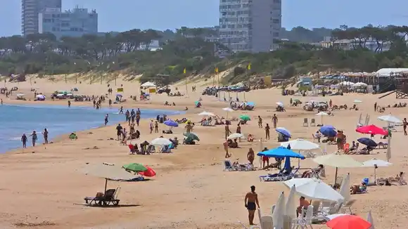 Uruguay registró una caída del 6% de turistas argentinos en el comienzo de la temporada 2024