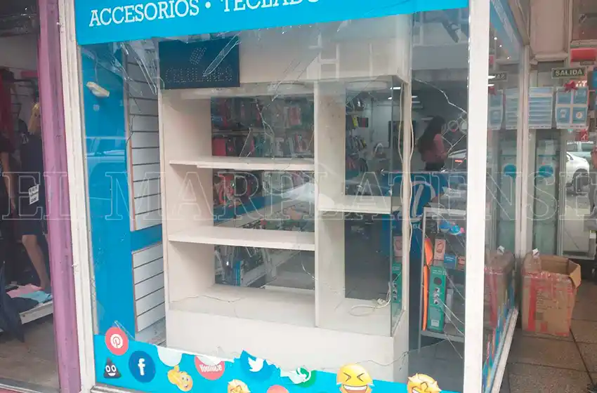 Rompieron la vidriera de un comercio en pleno centro de Mar del Plata por dos parlantes
