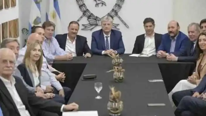 Gildo Insfrán estuvo presente en la reunión de
gobernadores y la CGT para frenar la reforma laboral