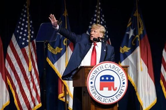 Trump reapareció en un acto republicano y aseguró que "Biden está destruyendo el país"  