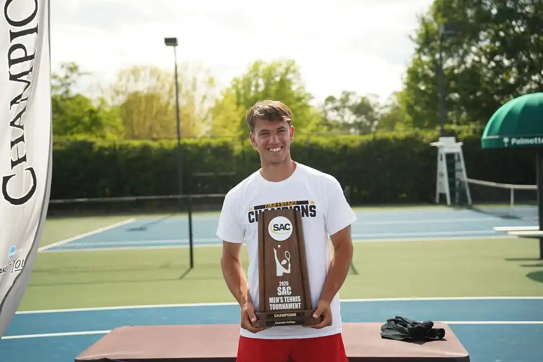 Passoni y Mastri con sus trofeo de campeones universitarios. Foto: gentileza
