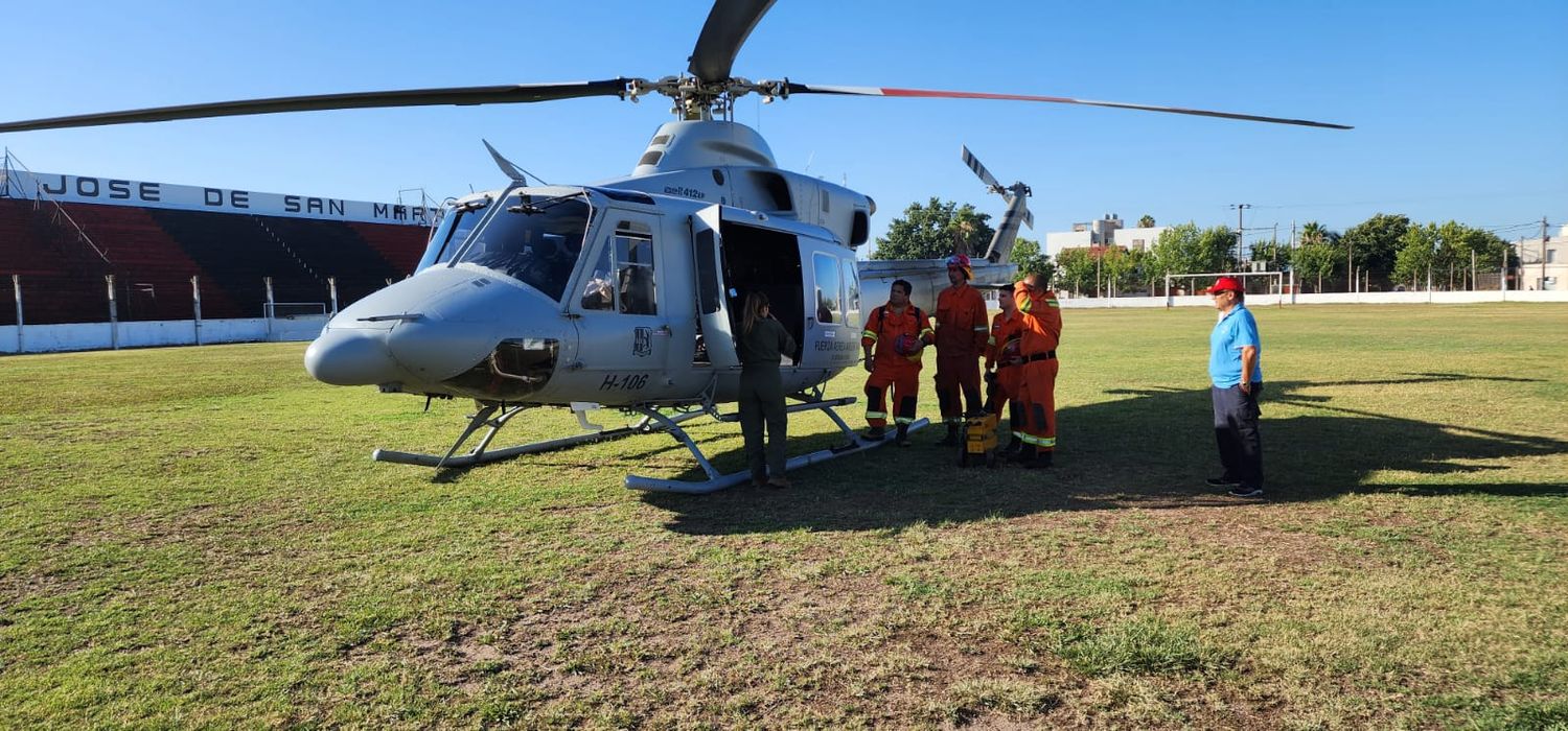 Seis bomberos sampedrinos se suman a los brigadistas para combatir el fuego en las islas