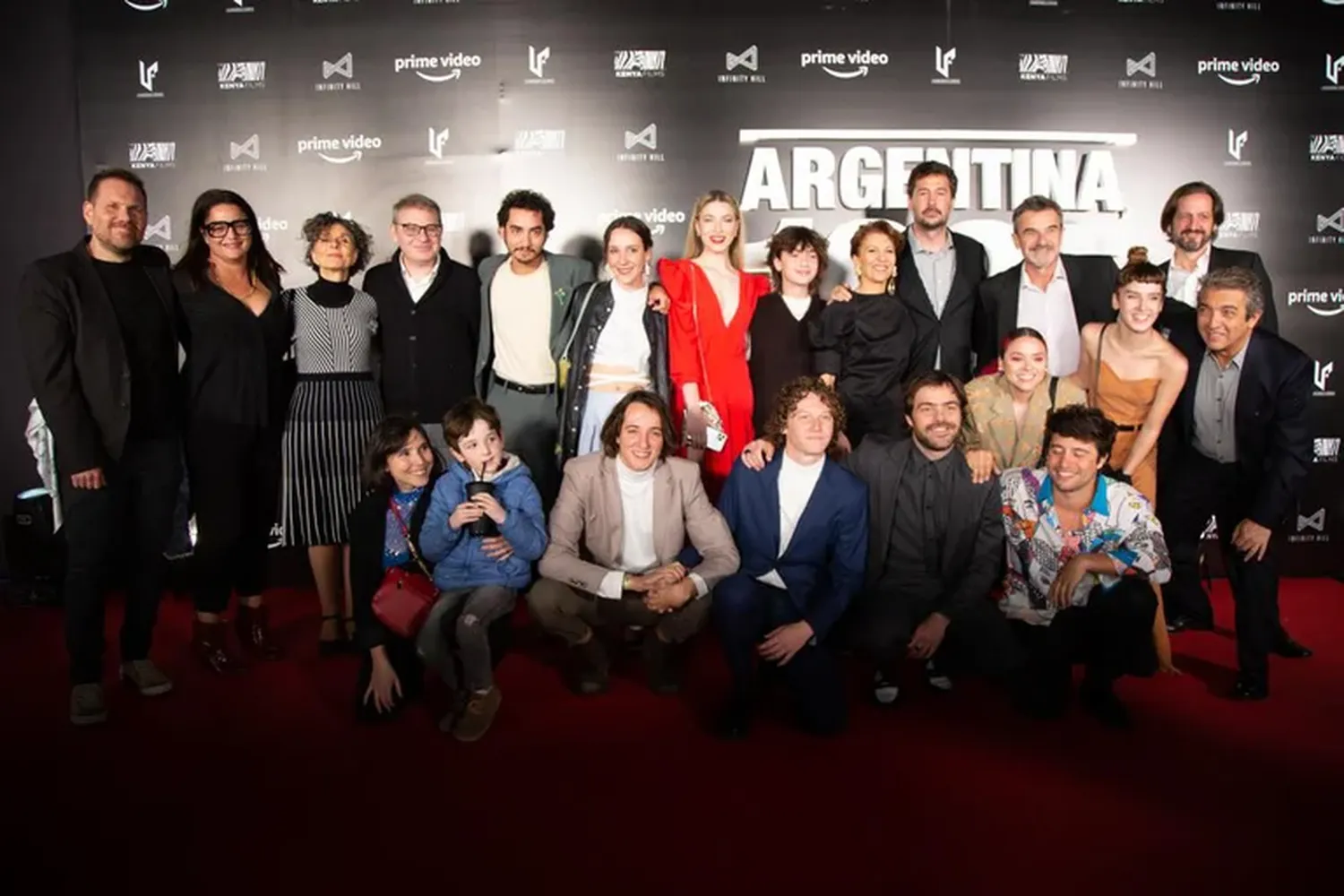 Buena parte del elenco y la producción de Argentina, 1985 en la avant premiere. De naranja, Antonia posa al lado de su tío Ricardo