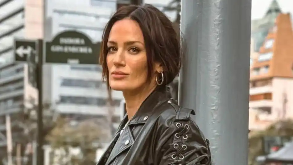 Paula Chaves rescató una cotorra lastimada