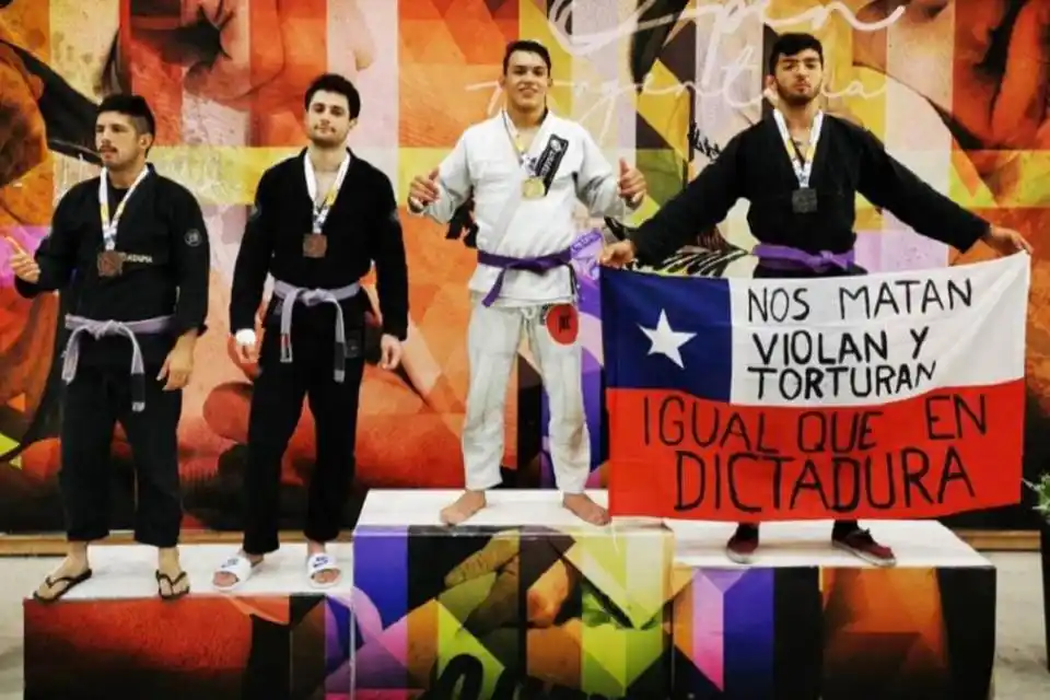 Deportista chileno protestó desde el podio y comparó la actualidad con la dictadura 