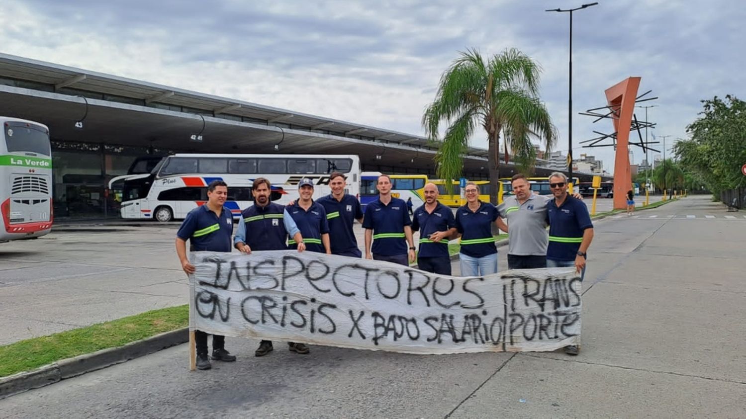 Inspectores de colectivos se manifestaron en la Terminal Mariano Moreno