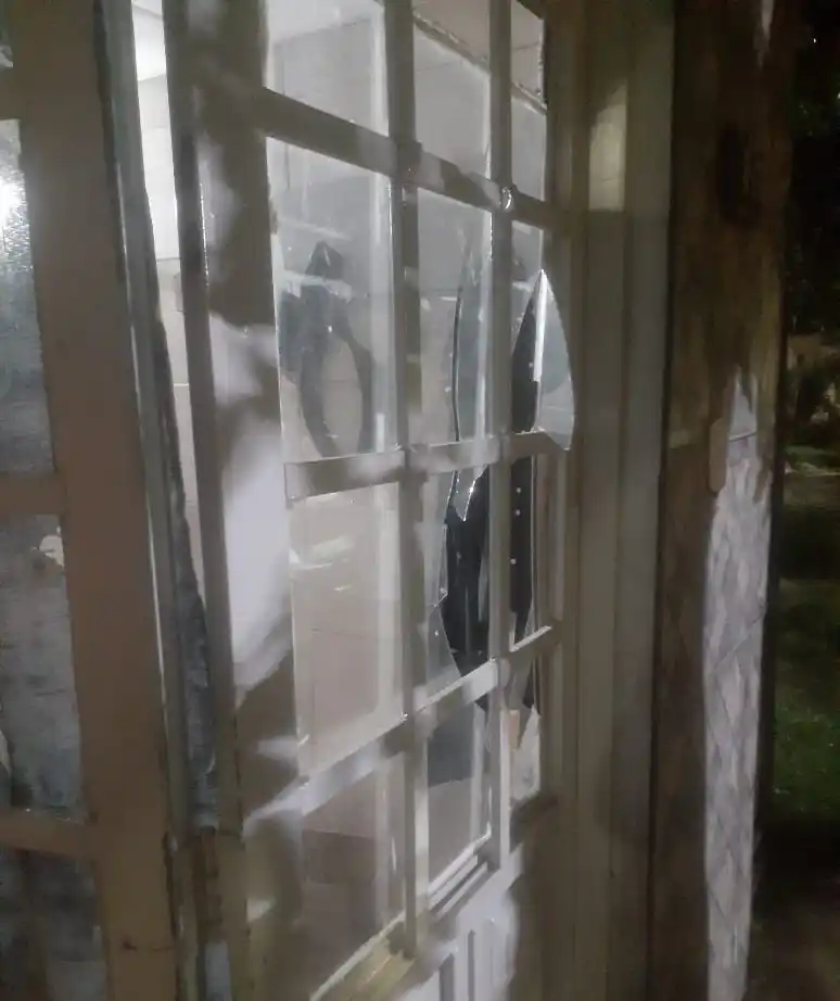 El hombre provocó daños en el portón y luego huyó.