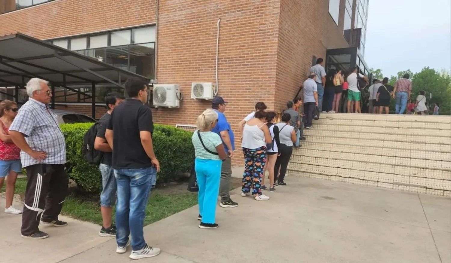 No SUBE: Largas filas en el conurbano para registrar la tarjeta y no pagar tarifas más caras en trenes y colectivos