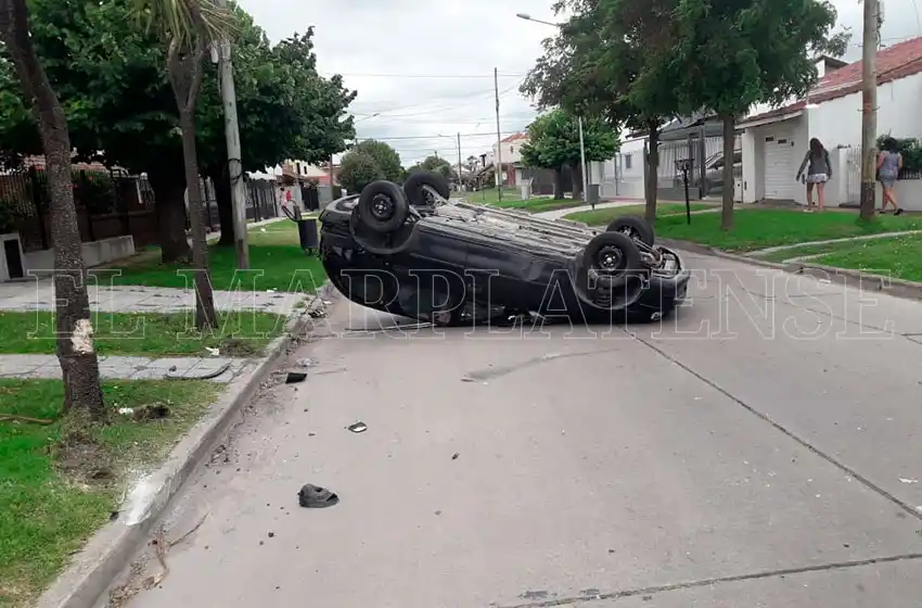Se salvó de milagro: lo chocaron, volcó y dio contra un árbol