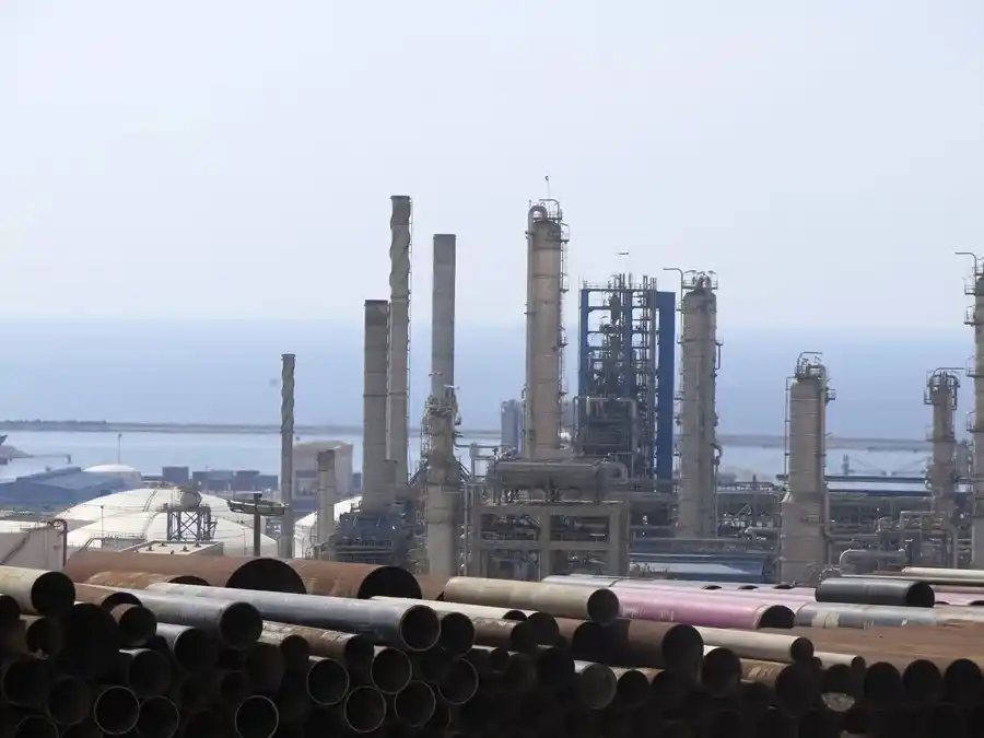 Refinerías de gas natural del yacimiento de Pars Sur, en la localidad iraní de Asaluyé .EFE