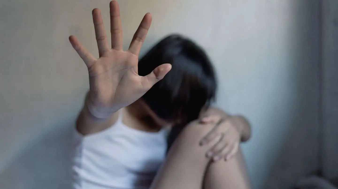 Un joven engañó a su vecina de 13 años, la encerró en el baño y abusó de ella