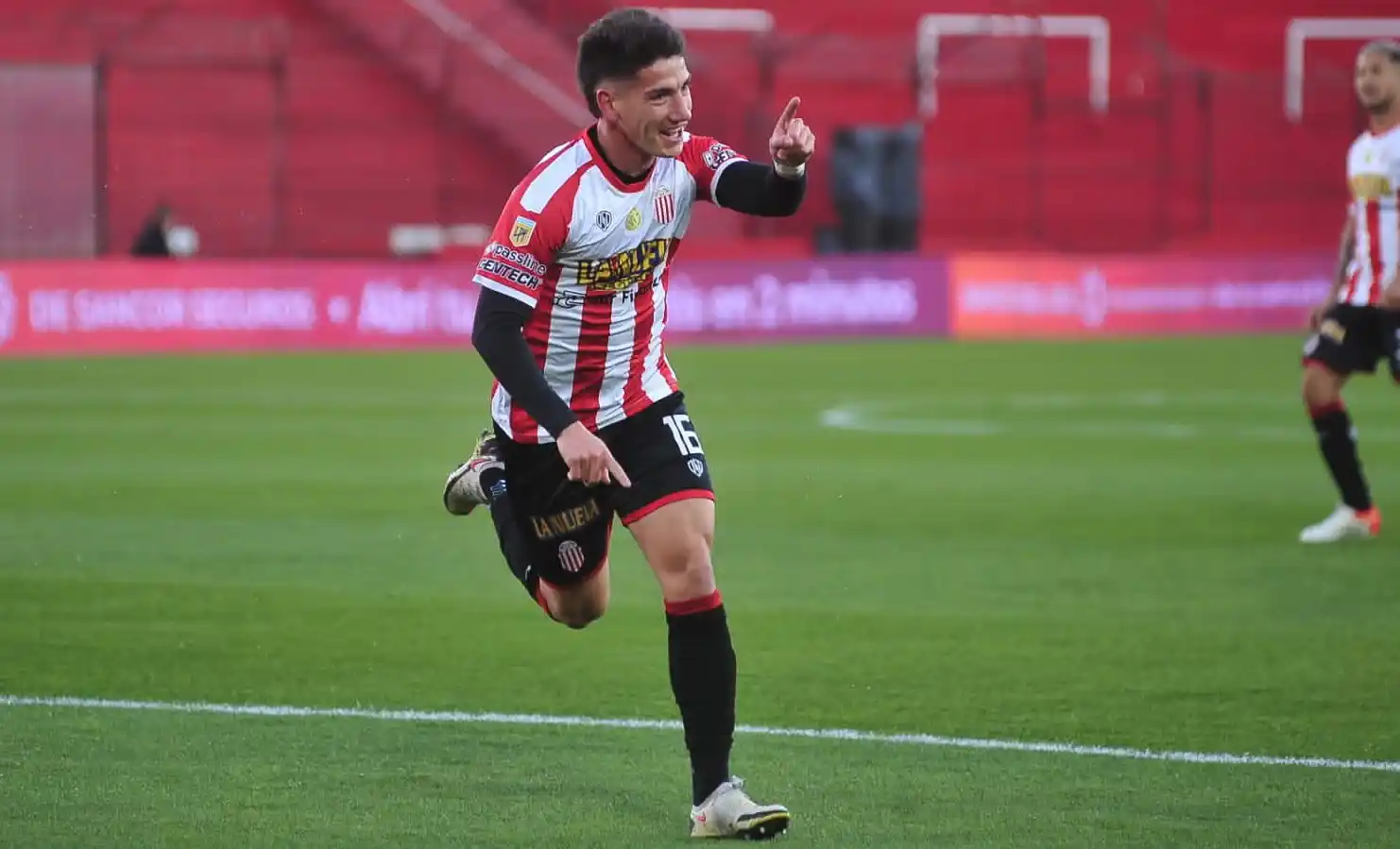 Alvarez celebra el primer gol de Barracas.
