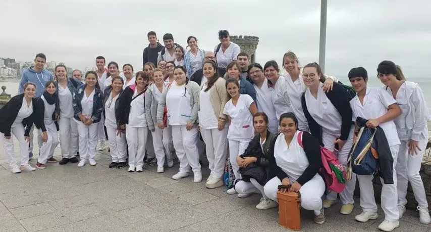 Alumnas de enfermería en encuentro en Mar del Plata