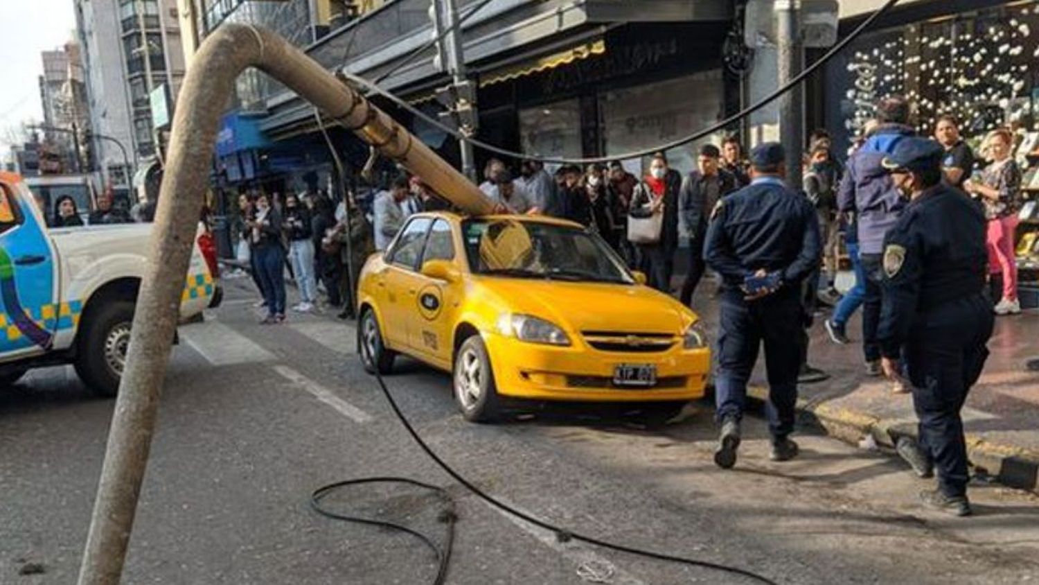 Se cayó un poste de luz sobre un taxi y el chofer se salvó de milagro