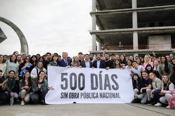 "La paralización de la obra pública por parte del Gobierno nacional es una decisión criminal", afirmó Kicillof