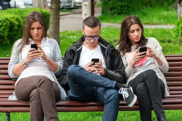 gente usando el celular