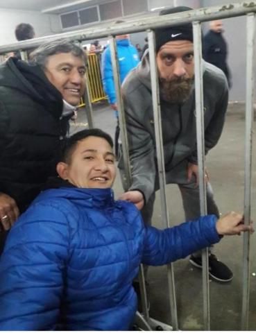 Daniele De Rossi fue el único jugador de Boca que se acercó  a un hincha en silla de ruedas 