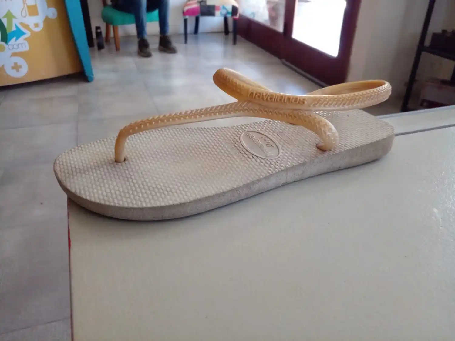Encontraron una ojota tirada en la vía pública