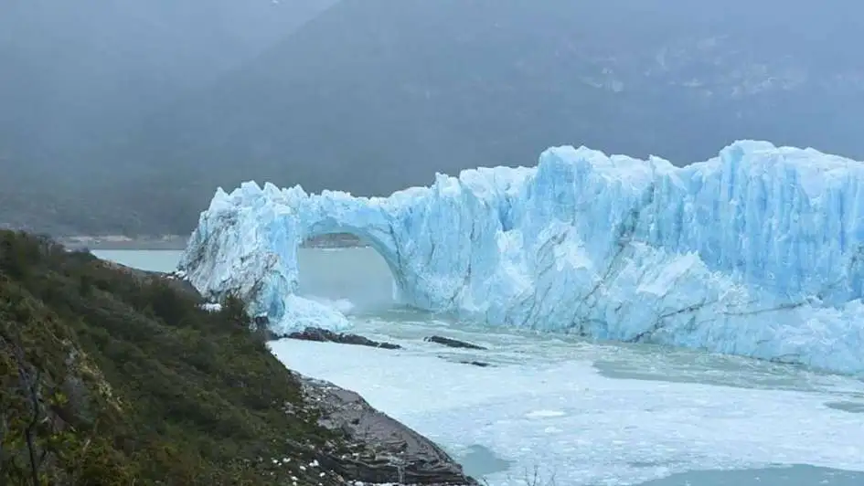 Con escasos testigos, colapsó el sábado el puente de hielo del glaciar Perito Moreno