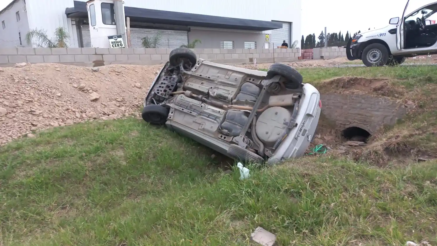Ruta 1001: otro auto volcó en la curva frente al corralón De Francesco