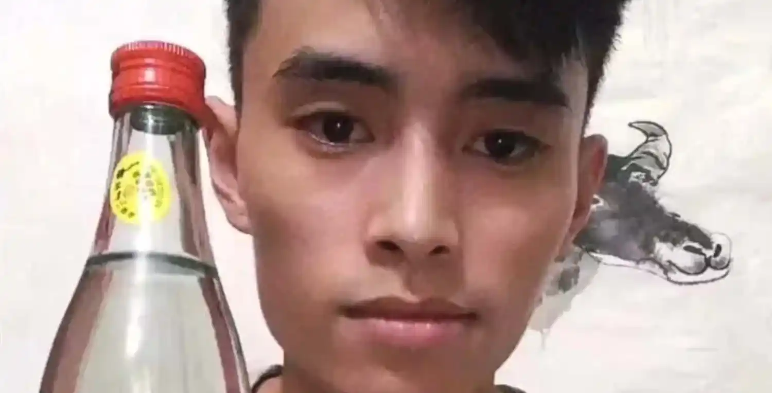 Insólito: un influencer murió al ingerir un litro de licor mientras grababa un video